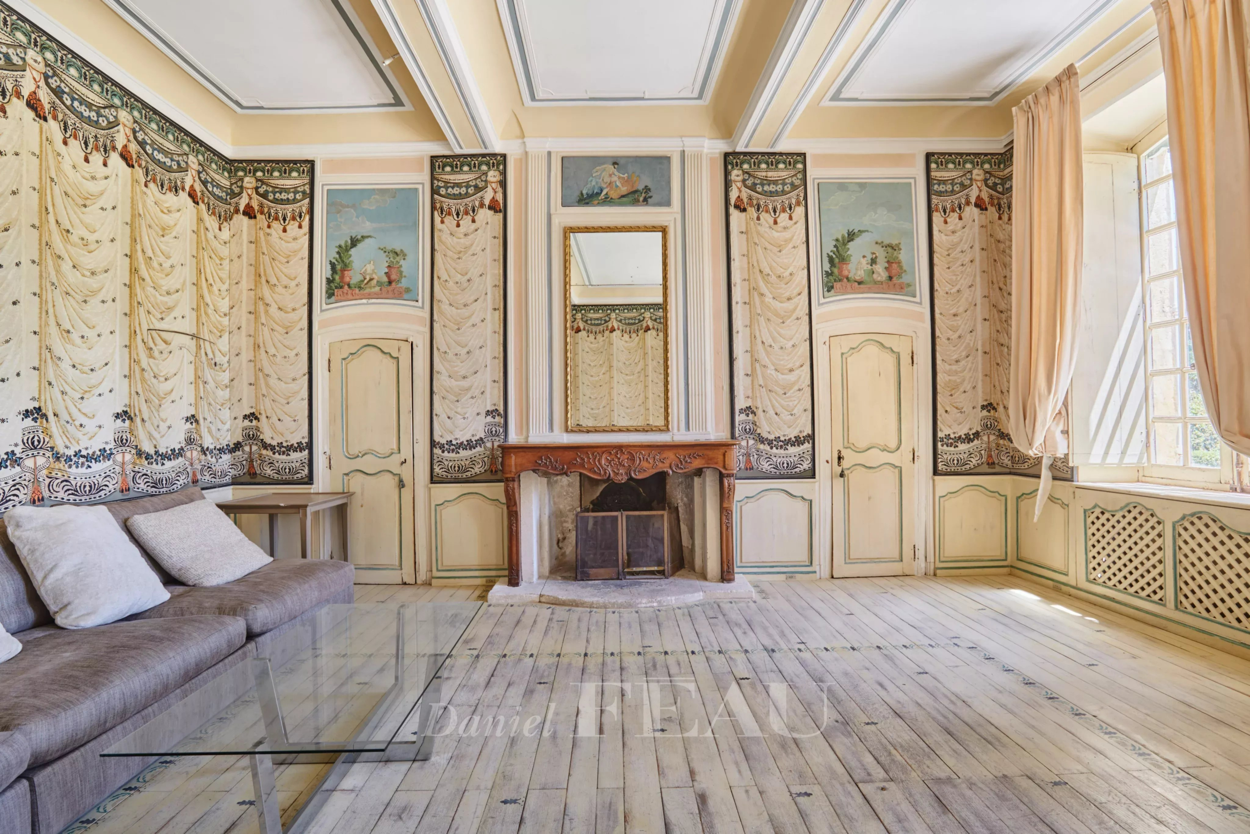 Intérieur d'une bastide du XVIIIème siècle à Aix-en-Provence avec un salon décoré et une cheminée.