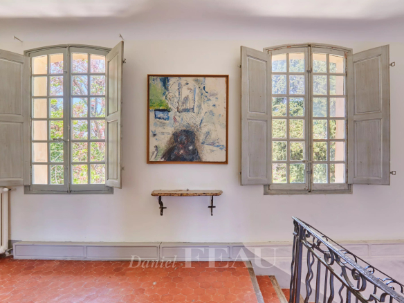 Intérieur d'une bastide du XVIIIème siècle avec fenêtres à volets et tableau au mur.