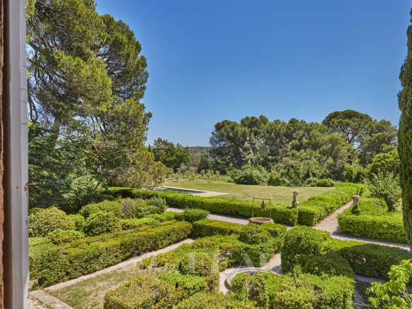 Vue sur le jardin d'une bastide du XVIIIème siècle à Aix-en-Provence.