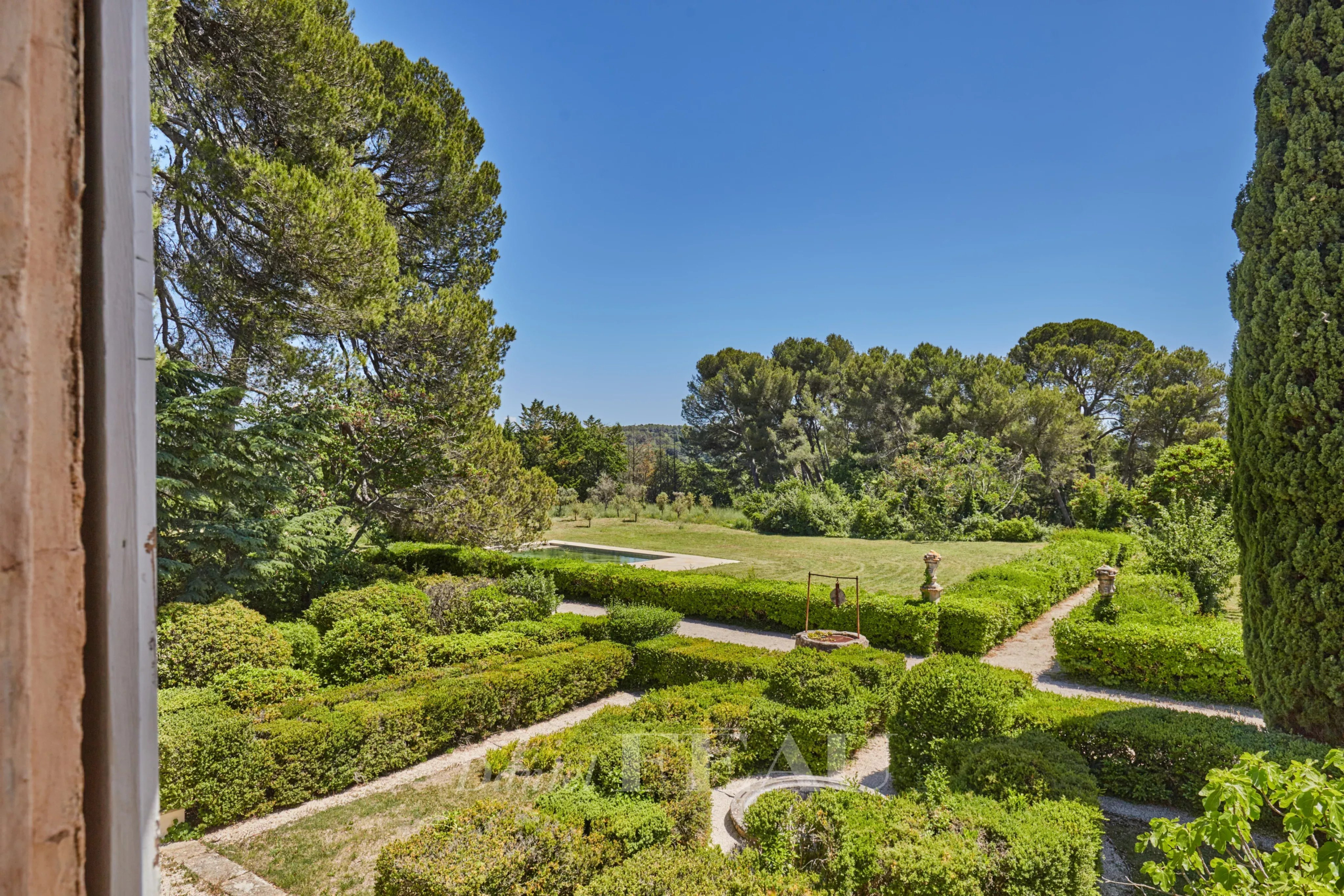 Vue sur le jardin d'une bastide du XVIIIème siècle à Aix-en-Provence.