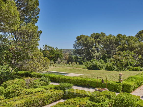 Vue sur le jardin et la piscine d'une bastide du XVIIIème siècle à Aix-en-Provence.
