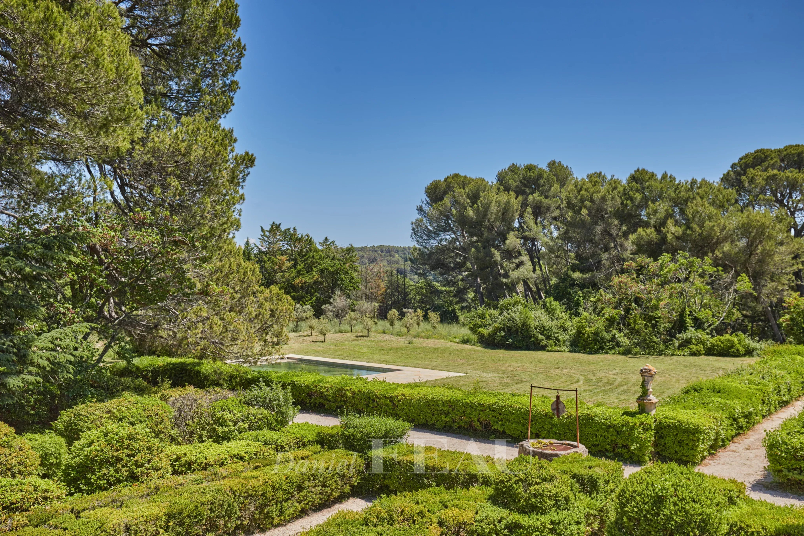 Vue sur le jardin et la piscine d'une bastide du XVIIIème siècle à Aix-en-Provence.