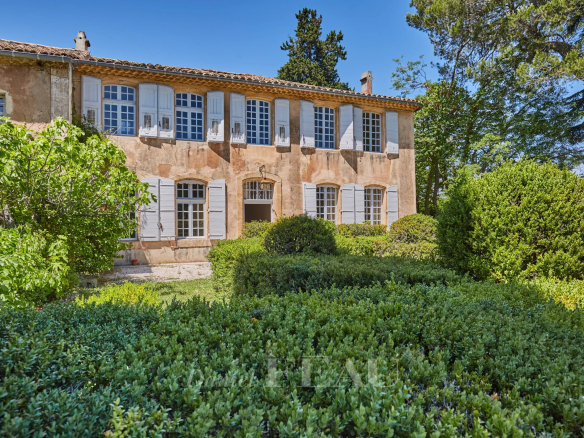 Bastide du XVIIIème siècle avec fenêtres à volets, jardin verdoyant à Aix-en-Provence.