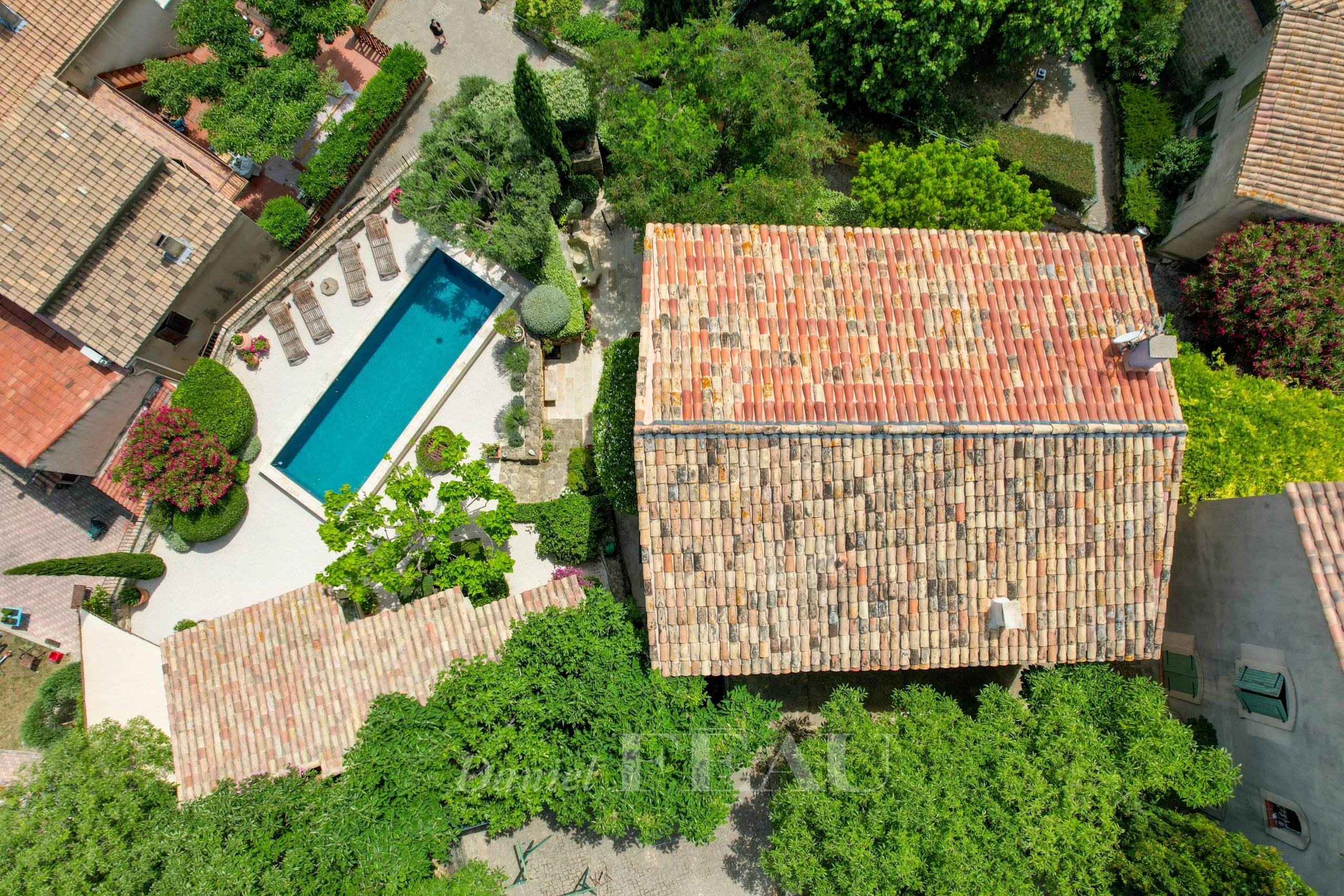 Stone house with swimming pool Aerial view of a stone house with a swimming pool, surrounded by greenery, between Aix-en-Provence and Saint-Rémy.
