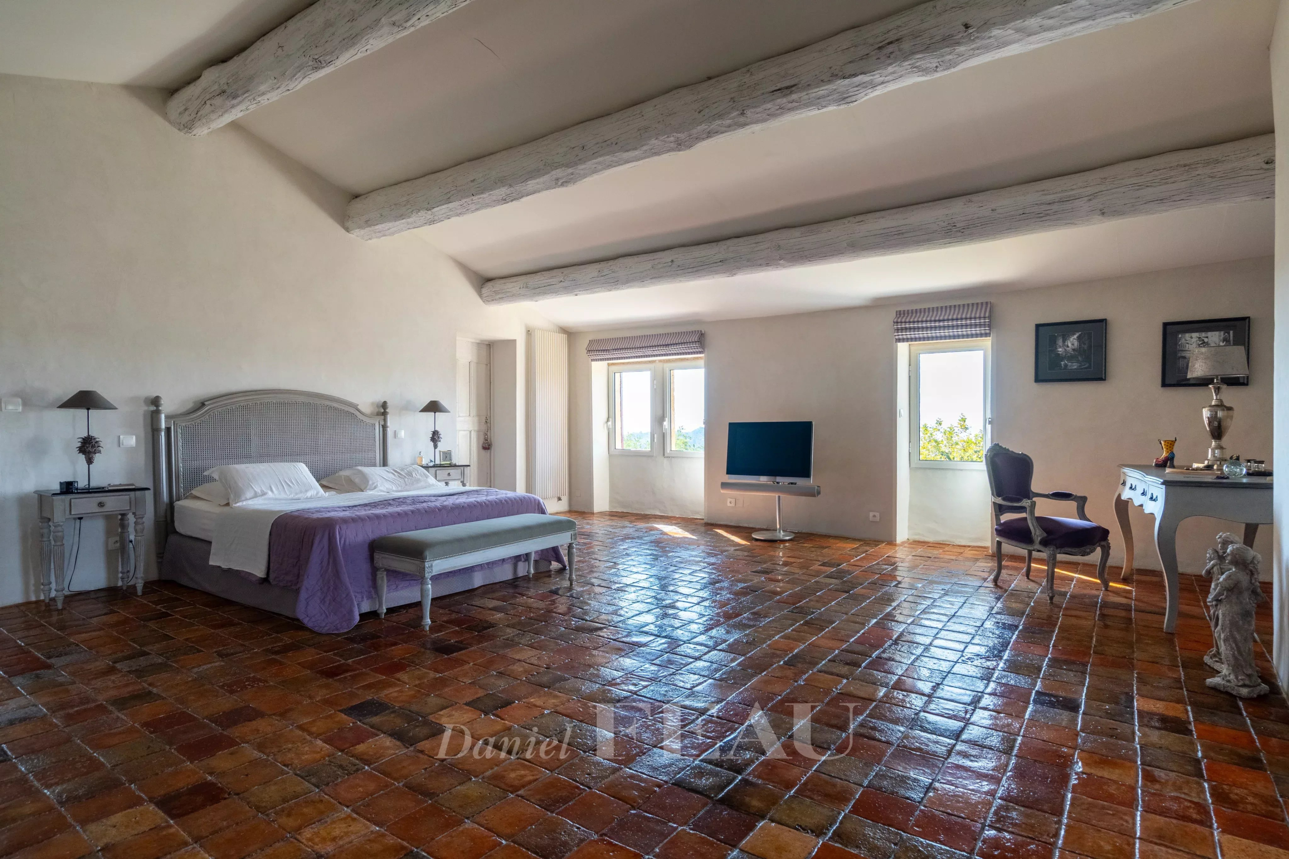 Room in a restored former presbytery Spacious room with terracotta tiles and views of nature, in an 18th century stone house.