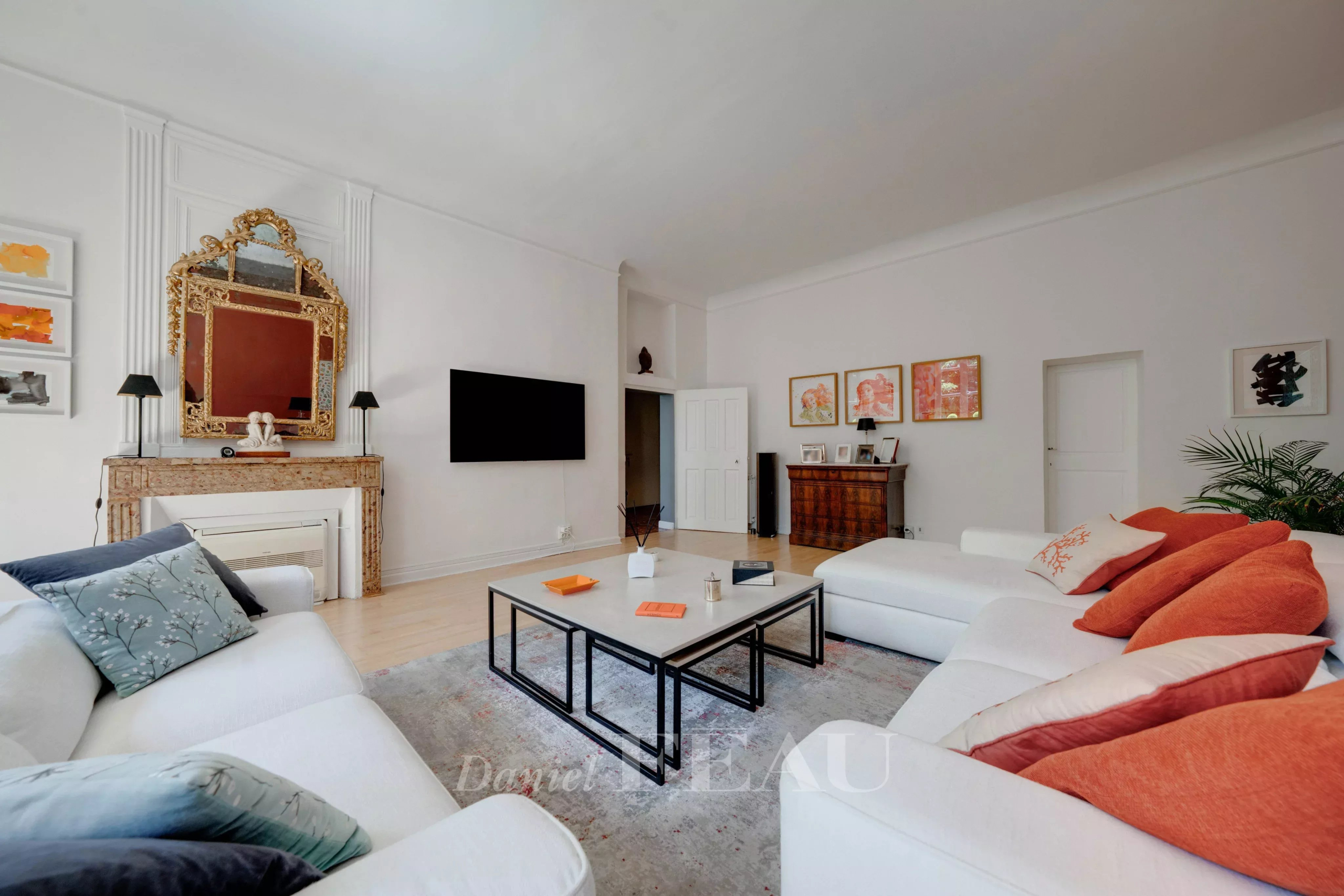 Salon d’un appartement de charme à Aix-en-Provence Salon spacieux d'un appartement à Aix-en-Provence avec canapés blancs et coussins colorés.