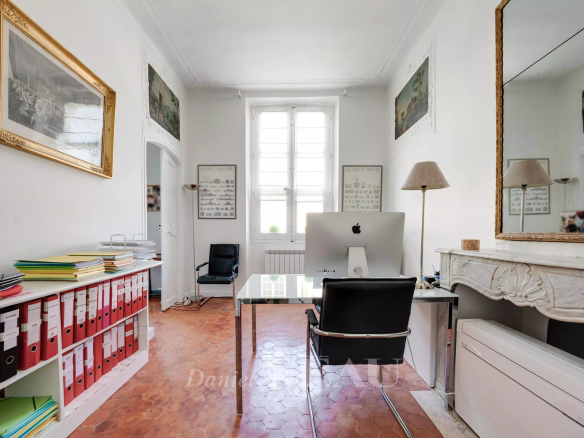 Bureau dans un appartement d'exception à Aix-en-Provence, avec tomettes et cheminée en marbre.