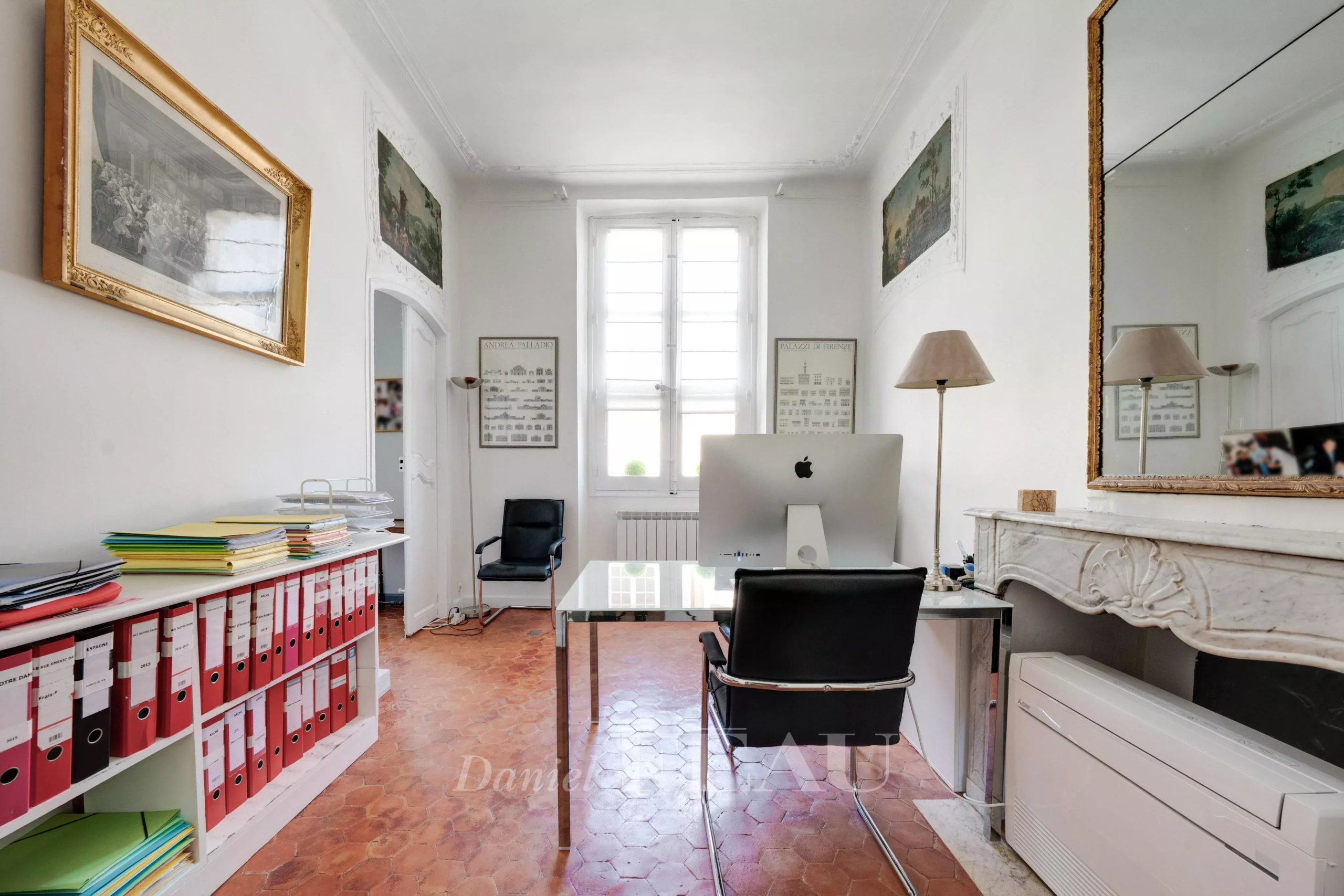 Bureau d’un appartement à Aix-en-Provence Bureau dans un appartement d'exception à Aix-en-Provence, avec tomettes et cheminée en marbre.