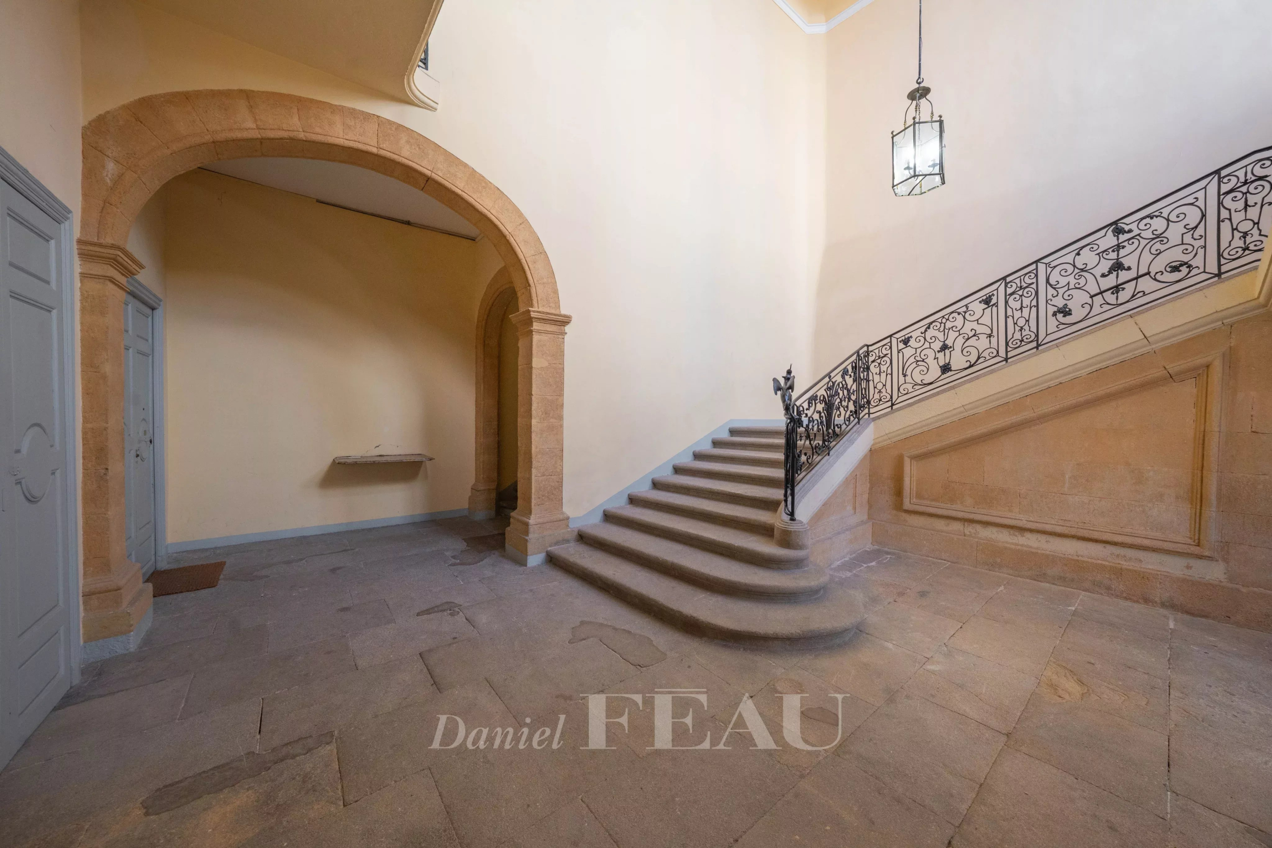 Escalier d’un hôtel particulier à Aix-en-Provence Escalier en pierre avec rampe en fer forgé dans un hôtel particulier à Aix-en-Provence.