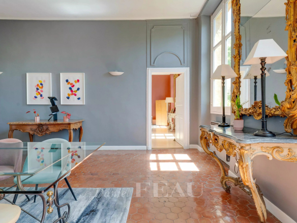 Intérieur d'un appartement de charme à Aix-en-Provence avec tomettes et décoration élégante.