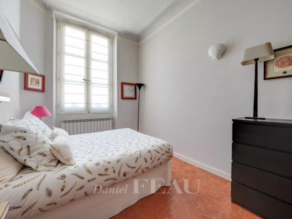 Chambre d'un appartement à Aix-en-Provence avec lit et meubles modernes.