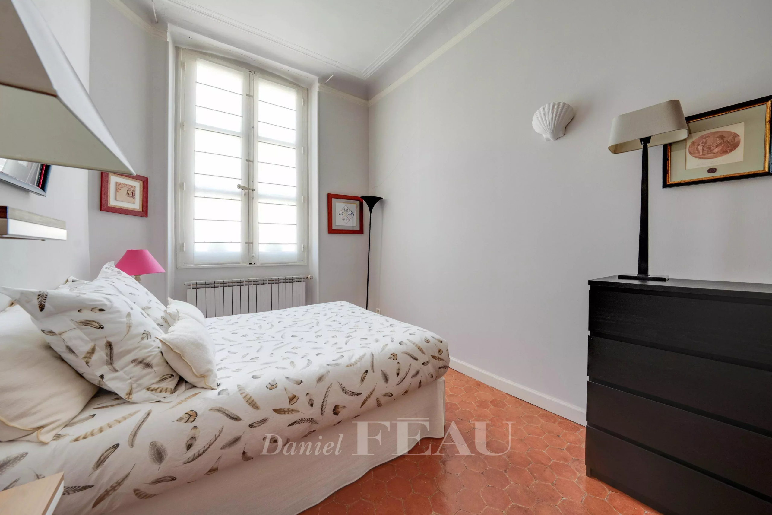 Chambre d’appartement à Aix-en-Provence Chambre d'un appartement à Aix-en-Provence avec lit et meubles modernes.