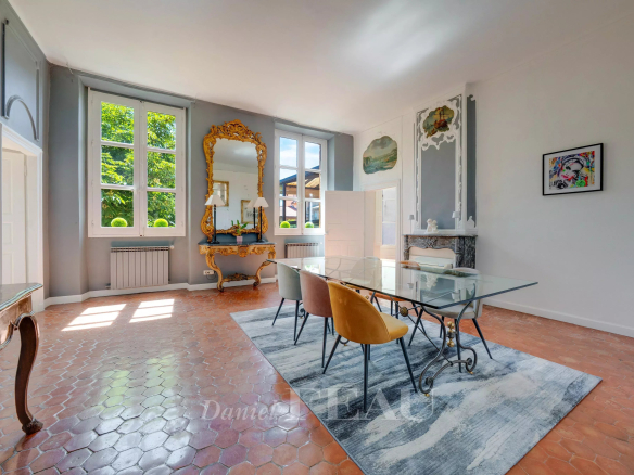 Intérieur d'un appartement à Aix-en-Provence avec une salle à manger lumineuse et des éléments de décoration élégants.