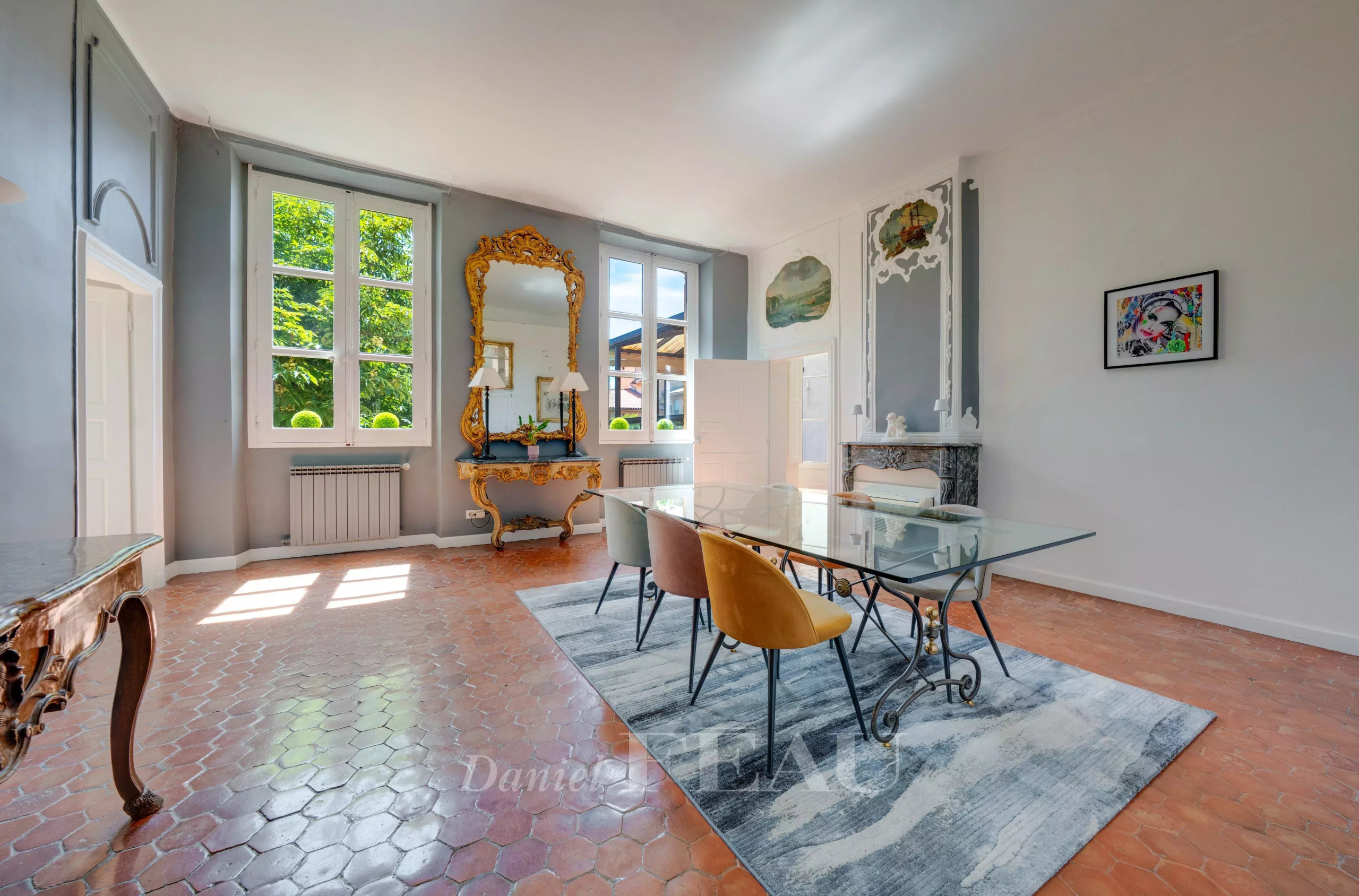 Appartement de charme à Aix-en-Provence Intérieur d'un appartement à Aix-en-Provence avec une salle à manger lumineuse et des éléments de décoration élégants.