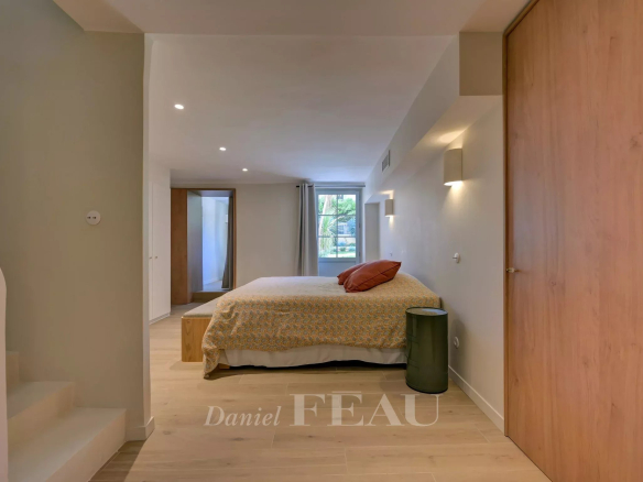 Room in a renovated duplex in Aix-en-Provence with bed and modern lighting.