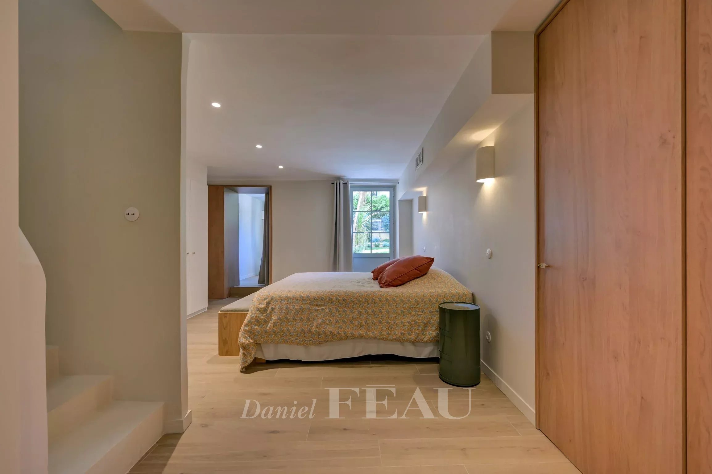 Renovated duplex room in Aix-en-Provence Room in a renovated duplex in Aix-en-Provence with bed and modern lighting.