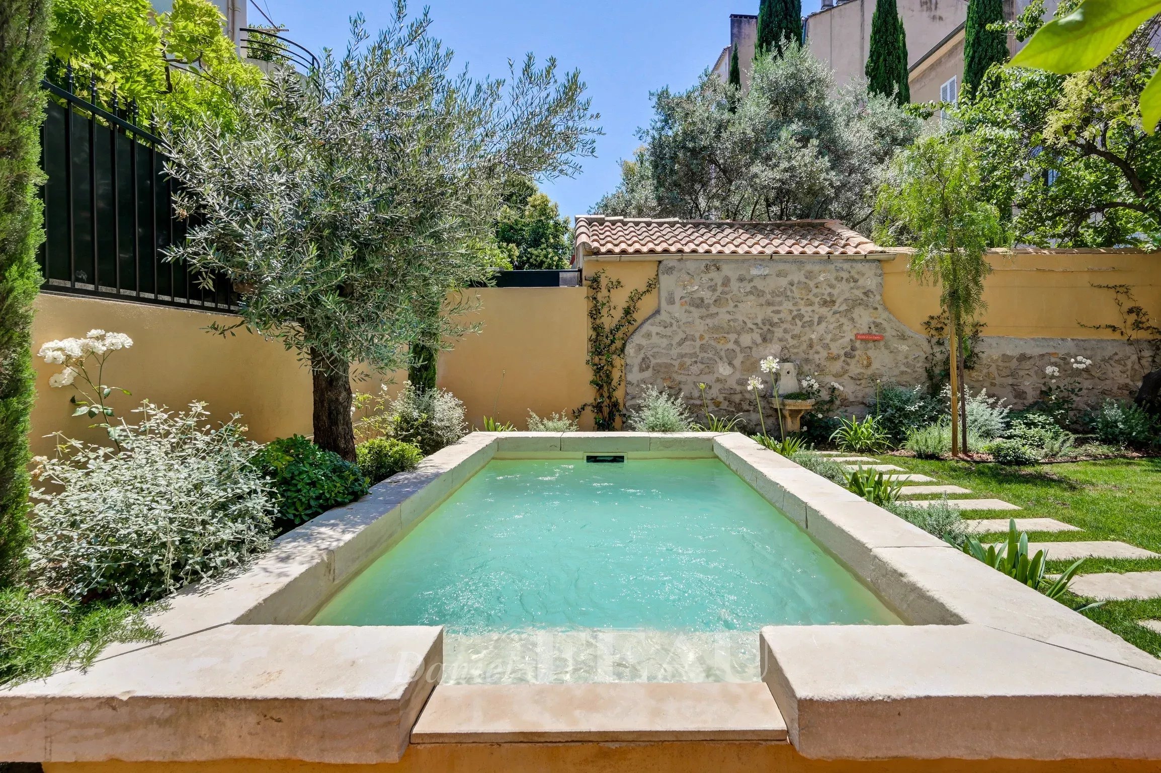 Garden with swimming pool in Aix-en-Provence Private garden with swimming pool and lush vegetation in Aix-en-Provence.