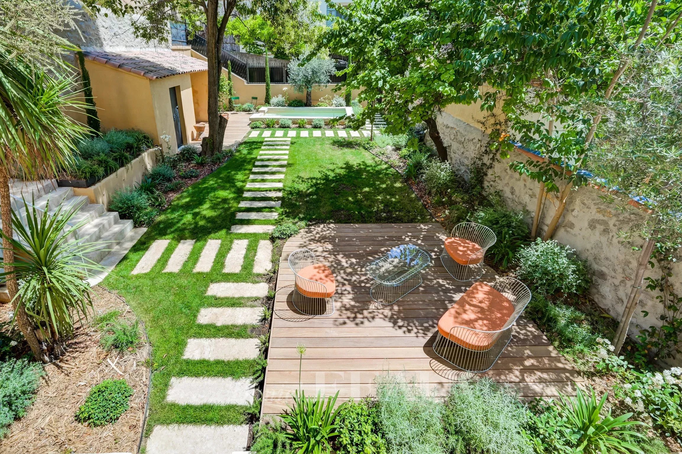 Private garden in Aix-en-Provence Private garden of an apartment in Aix-en-Provence with terrace and swimming pool.