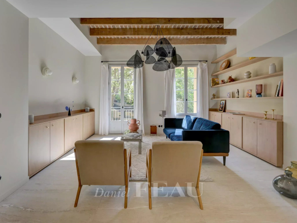 Interior of a duplex apartment in Aix-en-Provence with a bright living room and contemporary furniture.
