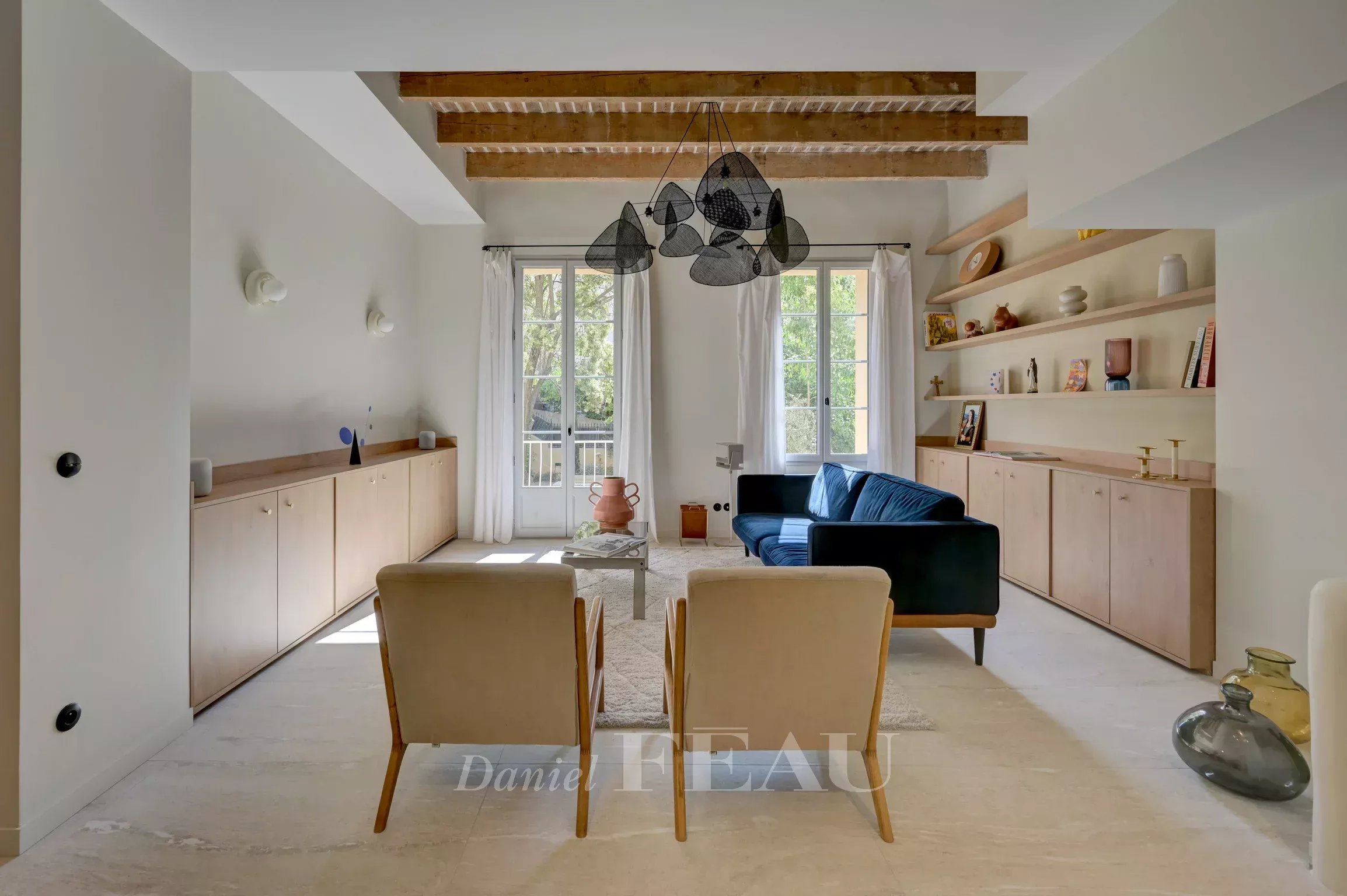 Duplex apartment in Aix-en-Provence Interior of a duplex apartment in Aix-en-Provence with a bright living room and contemporary furniture.