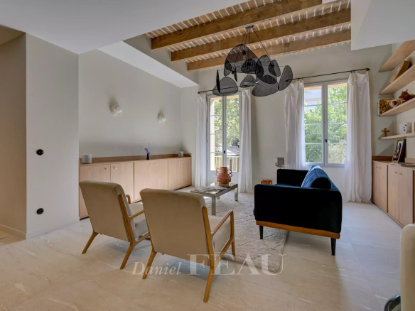 Interior of a duplex in Aix-en-Provence with a bright living room and contemporary furniture.