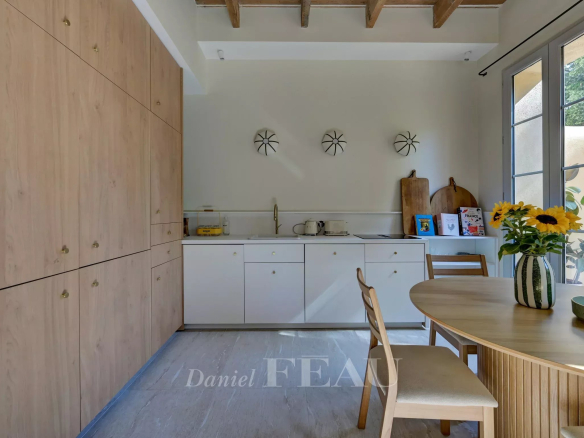 Modern and bright kitchen in an apartment with a garden in Aix-en-Provence.