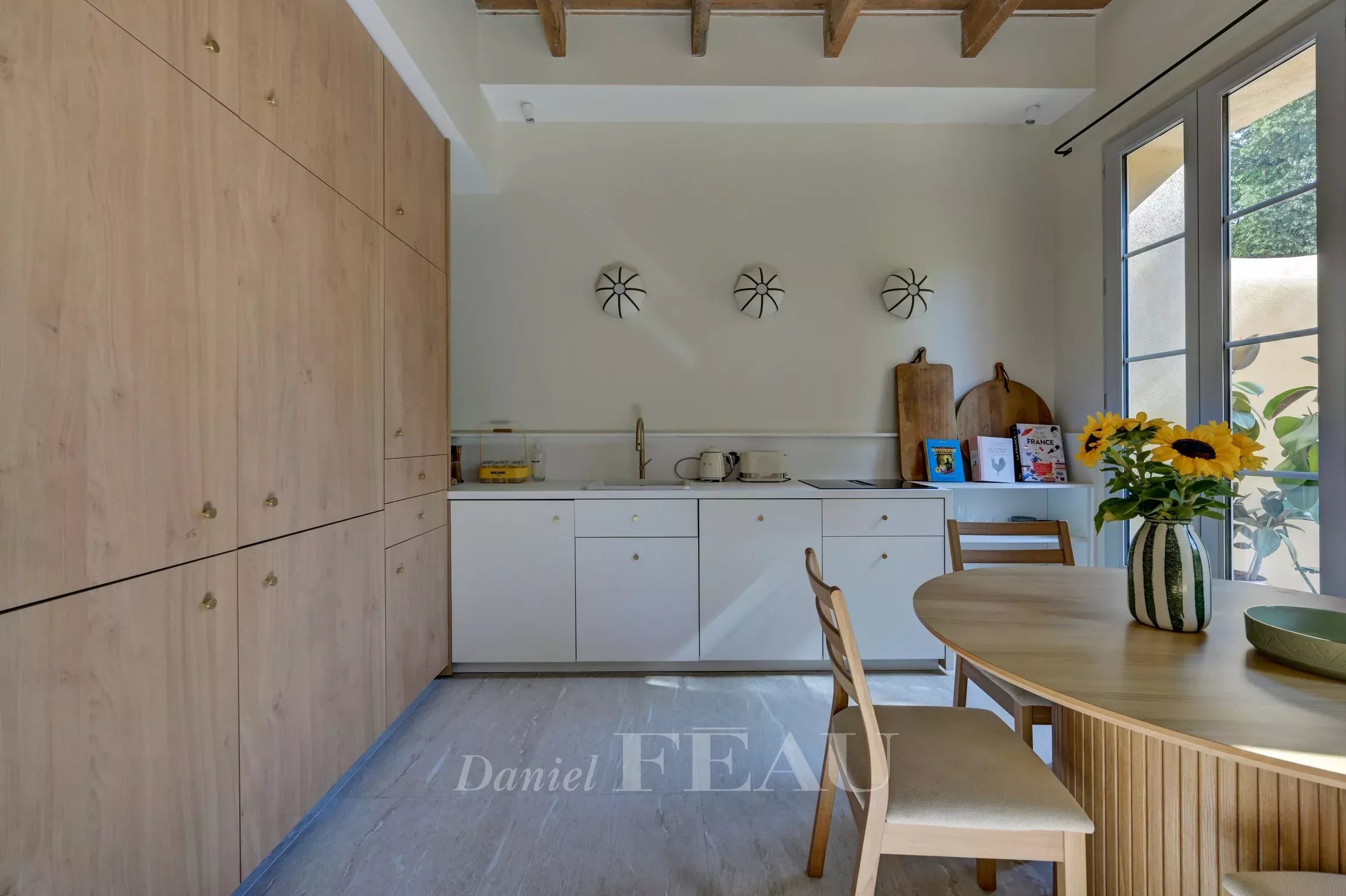 Kitchen of a duplex in Aix-en-Provence Modern and bright kitchen in an apartment with a garden in Aix-en-Provence.