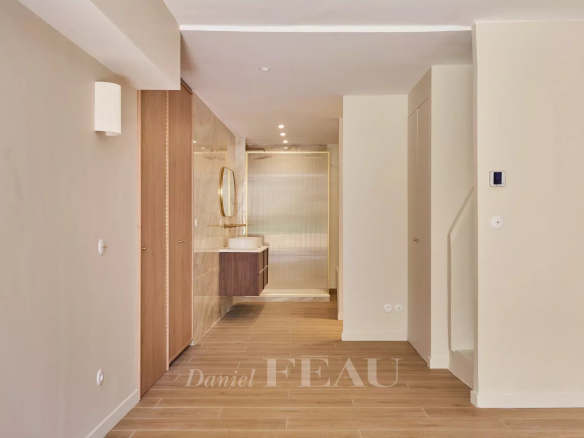 Interior of a renovated apartment in Aix-en-Provence with light walls and a wooden floor.