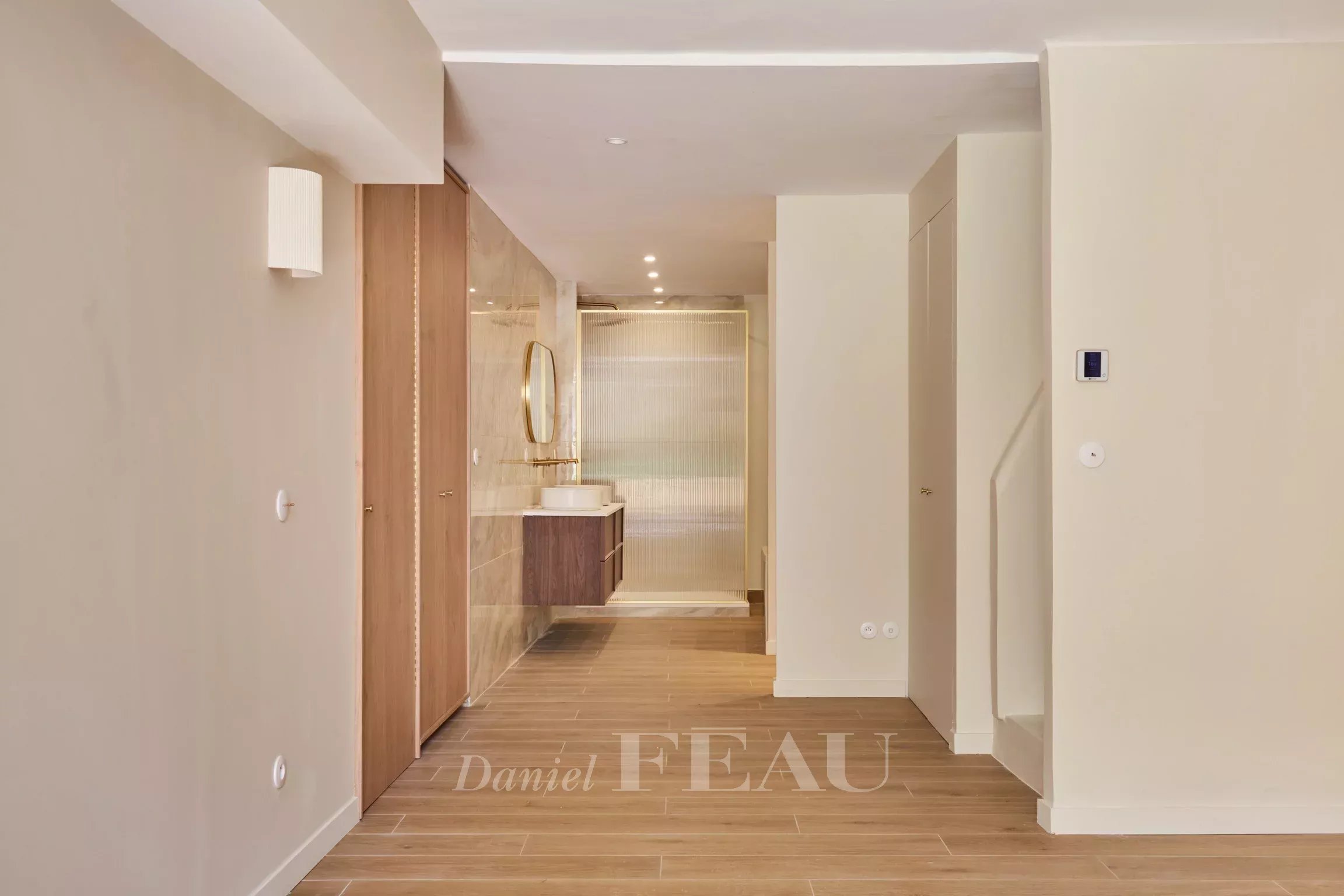 Interior of a duplex in Aix-en-Provence Interior of a renovated apartment in Aix-en-Provence with light walls and a wooden floor.