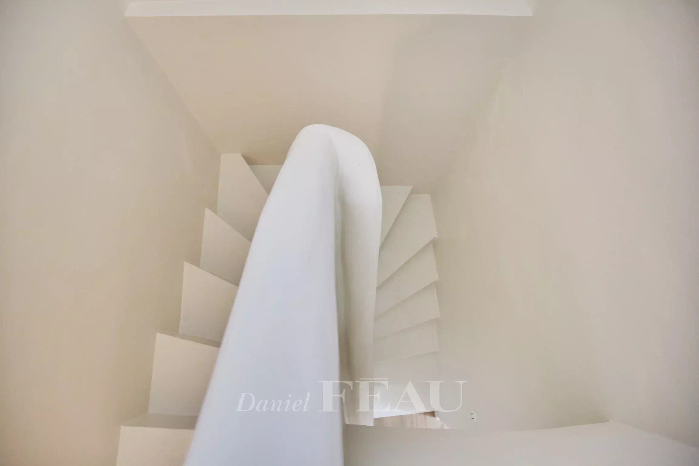 Staircase in a duplex in Aix-en-Provence White spiral staircase in an apartment in Aix-en-Provence.