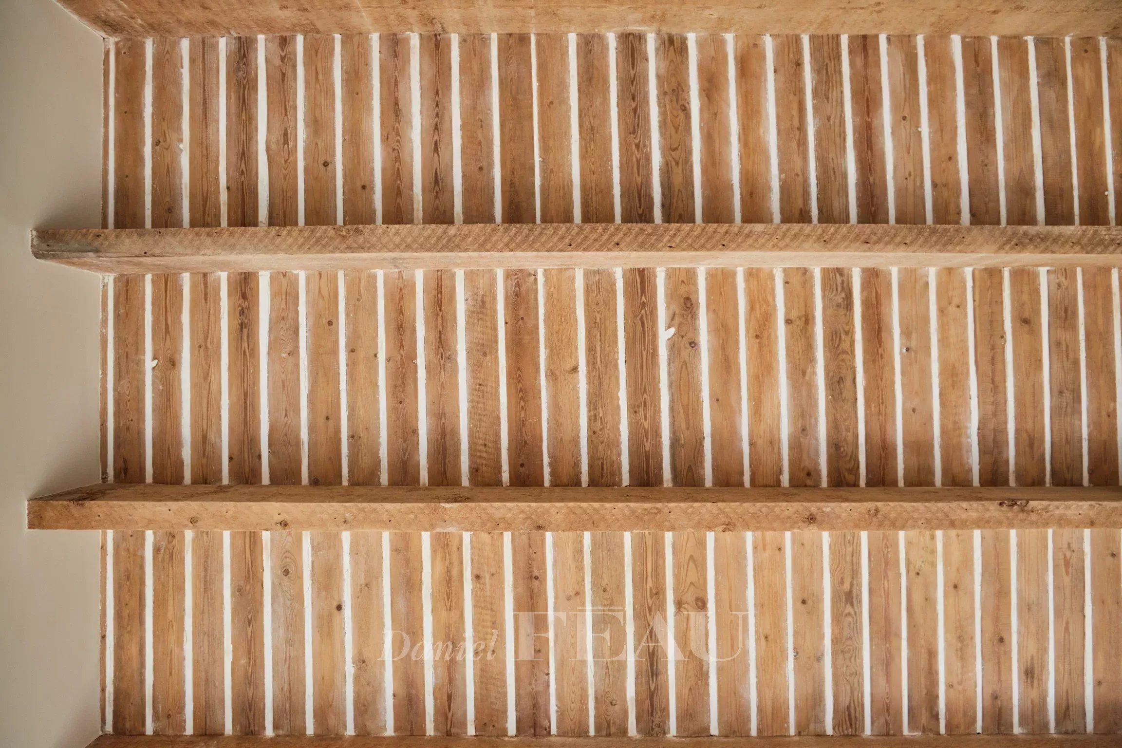 Wooden ceiling of a duplex in Aix-en-Provence Wooden ceiling with exposed beams in a renovated apartment in Aix-en-Provence.