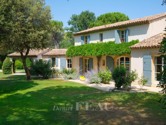 Mas ancien en campagne aixoise avec parc paysager à Aix-en-Provence.