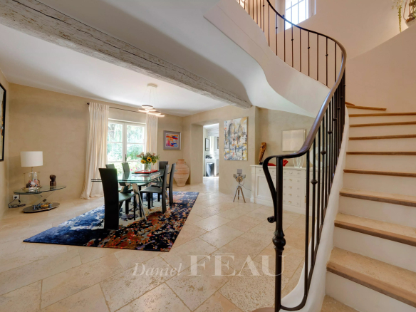 Intérieur d'un mas ancien avec escalier et salle à manger, Aix-en-Provence.