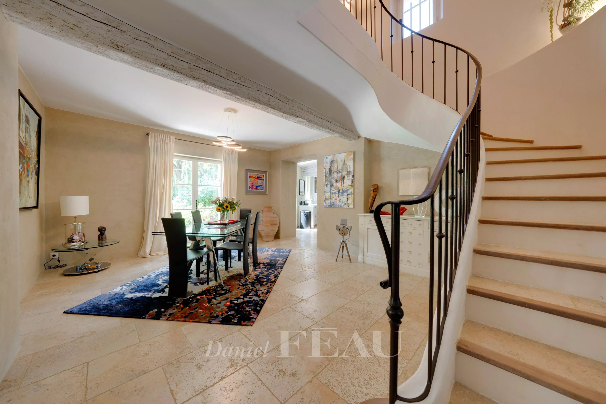 Intérieur d’un mas à Aix-en-Provence Intérieur d'un mas ancien avec escalier et salle à manger, Aix-en-Provence.