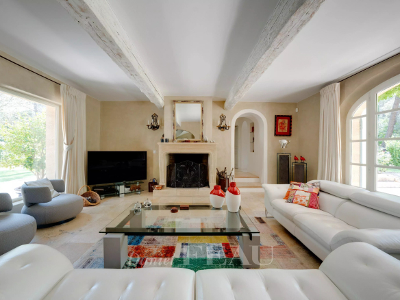 Intérieur d'un mas ancien à Aix-en-Provence avec salon lumineux et mobilier moderne.