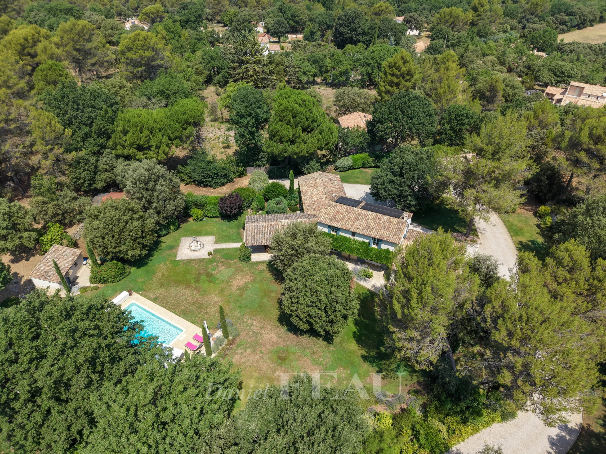 Mas ancien en campagne aixoise Vue aérienne d'un mas ancien avec piscine dans un parc paysager à Aix-en-Provence.