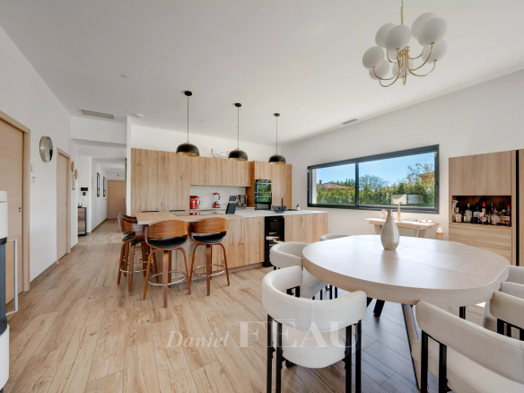 Intérieur d'une maison contemporaine à Aix-en-Provence, avec cuisine américaine et salle à manger.
