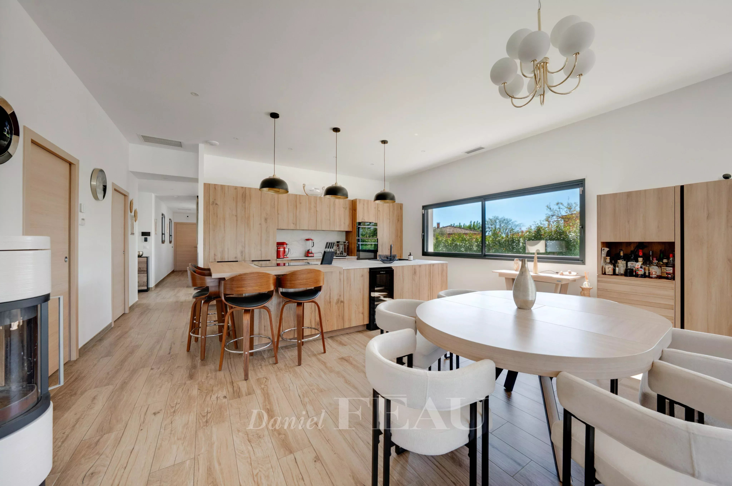 Intérieur moderne d’une maison à Aix-en-Provence Intérieur d'une maison contemporaine à Aix-en-Provence, avec cuisine américaine et salle à manger.
