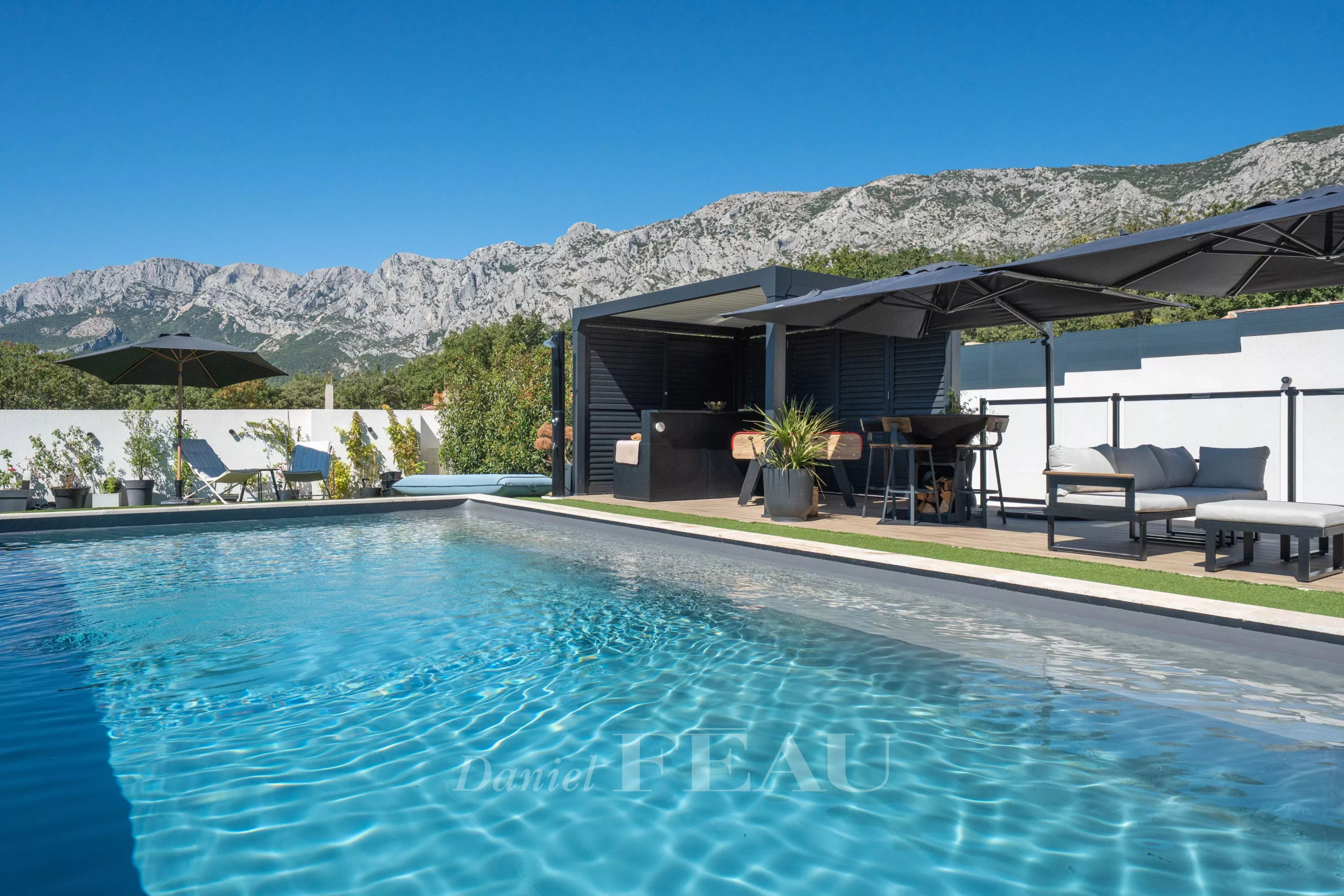 Maison contemporaine à Aix-en-Provence Maison contemporaine avec piscine et vue sur la montagne à Aix-en-Provence.