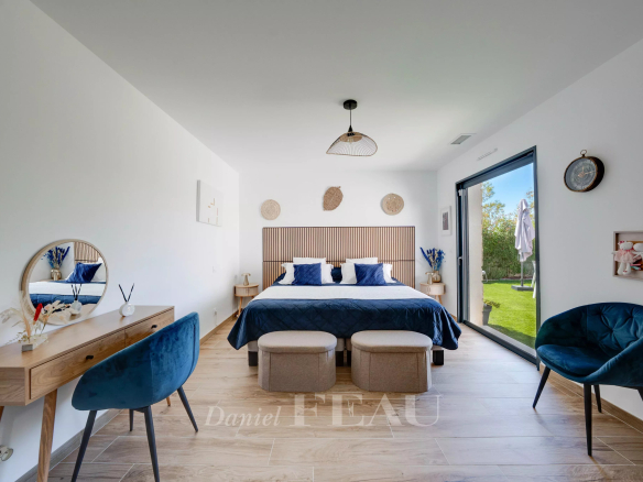 Chambre moderne dans une maison contemporaine à Aix-en-Provence, avec lit double et mobilier élégant.
