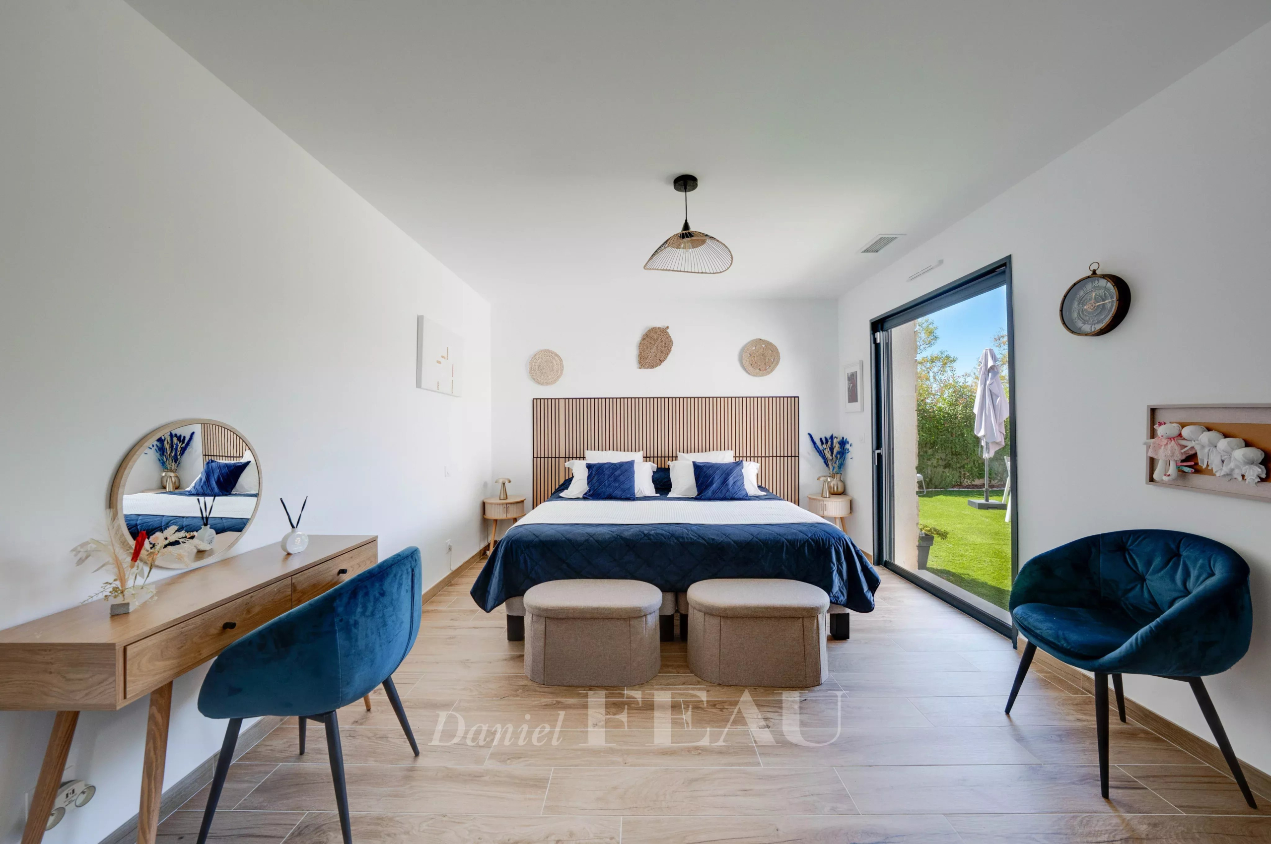Chambre contemporaine à Aix-en-Provence Chambre moderne dans une maison contemporaine à Aix-en-Provence, avec lit double et mobilier élégant.