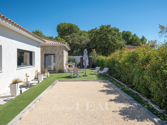 Maison contemporaine de plain-pied avec jardin à Aix-en-Provence.