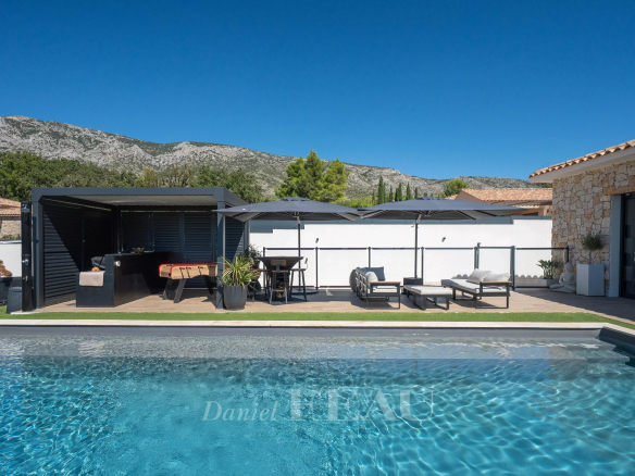 Maison contemporaine avec piscine et terrasse à Aix-en-Provence, vue sur la montagne Sainte-Victoire.
