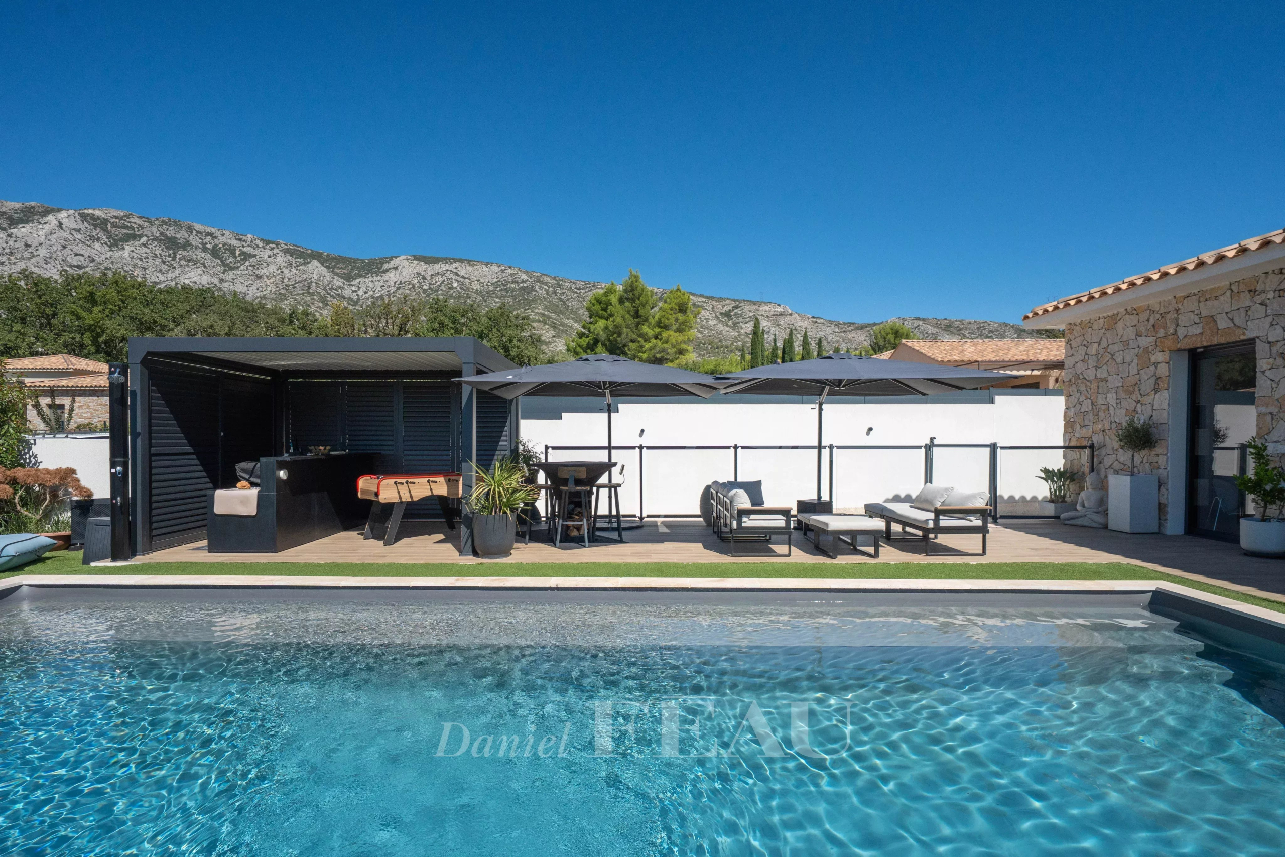 Maison contemporaine à Aix-en-Provence Maison contemporaine avec piscine et terrasse à Aix-en-Provence, vue sur la montagne Sainte-Victoire.
