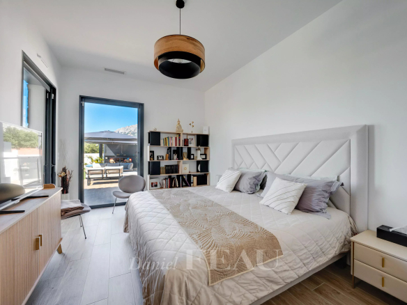 Chambre d'une maison contemporaine à Aix-en-Provence, avec vue sur l'extérieur.