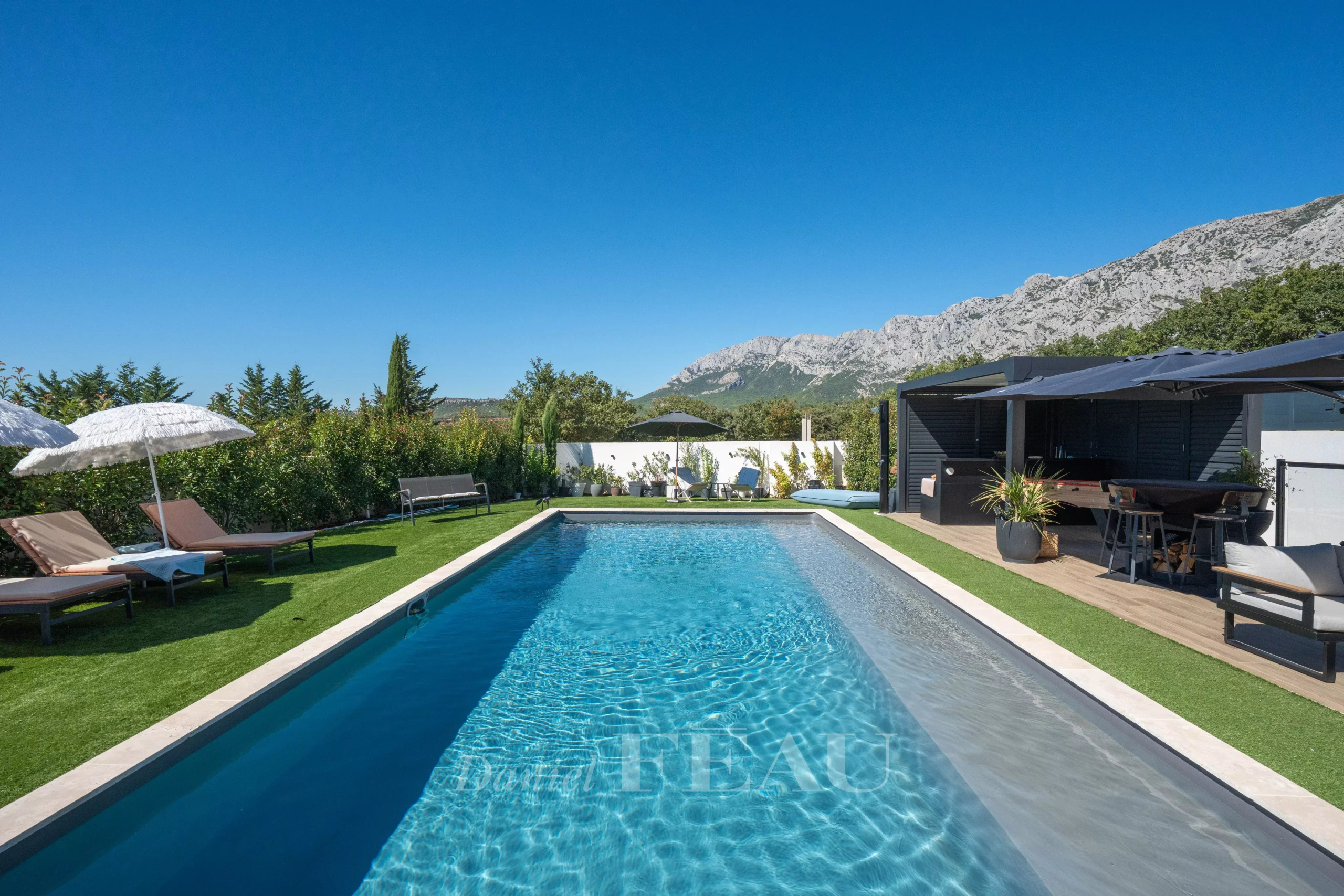 Maison contemporaine avec piscine à Aix-en-Provence Piscine et espace extérieur d'une maison contemporaine à Aix-en-Provence, avec vue sur la montagne.
