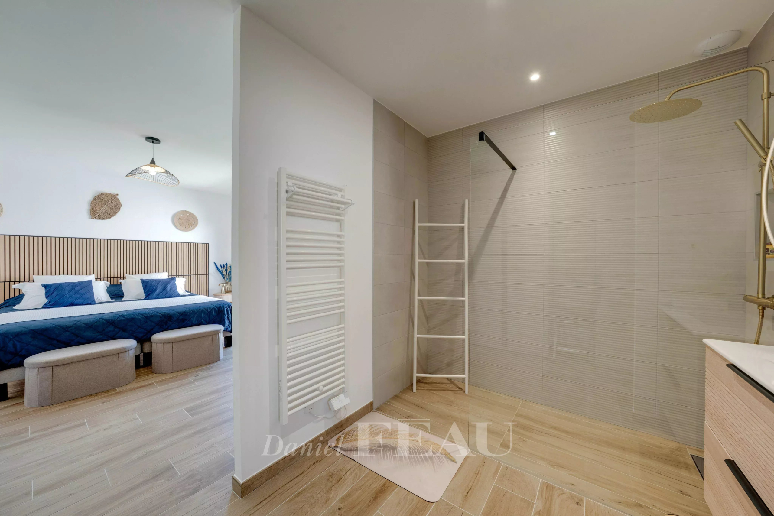 Salle de bain et chambre dans une maison contemporaine Salle de bain moderne avec douche et chambre à coucher attenante dans une maison contemporaine.