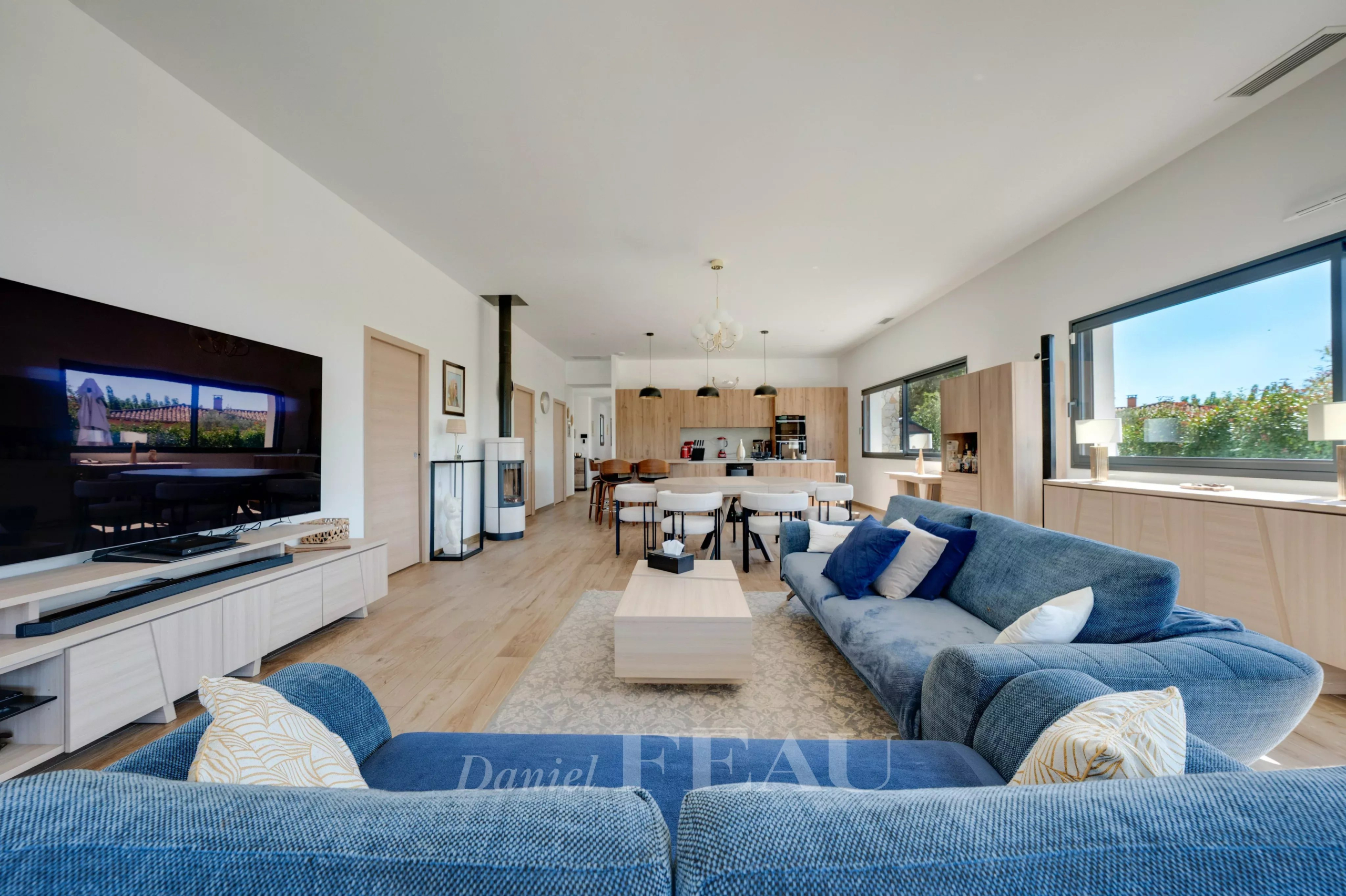 Intérieur d’une maison contemporaine Intérieur d'une maison contemporaine à Aix-en-Provence, avec salon, cuisine américaine et grandes fenêtres.