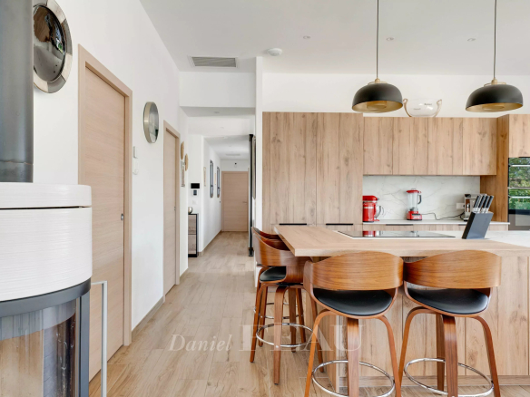Intérieur d'une maison contemporaine avec cuisine ouverte et bar, Aix-en-Provence
