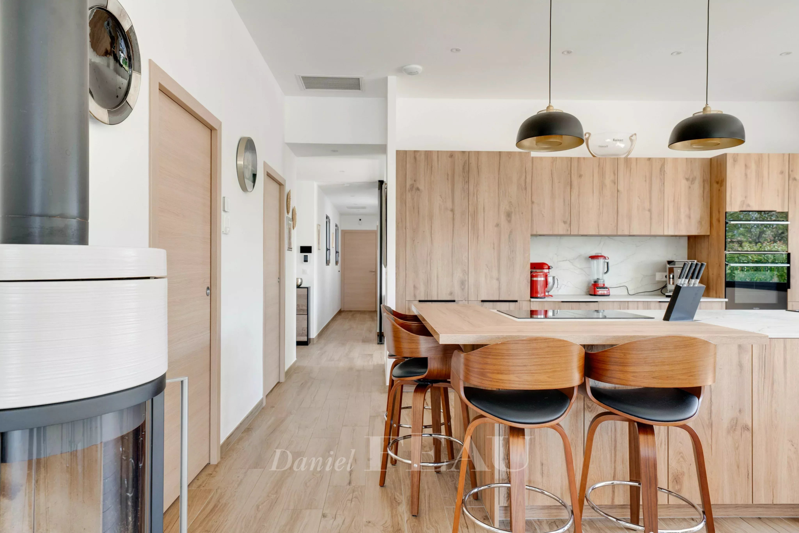 Intérieur d’une maison contemporaine Intérieur d'une maison contemporaine avec cuisine ouverte et bar, Aix-en-Provence